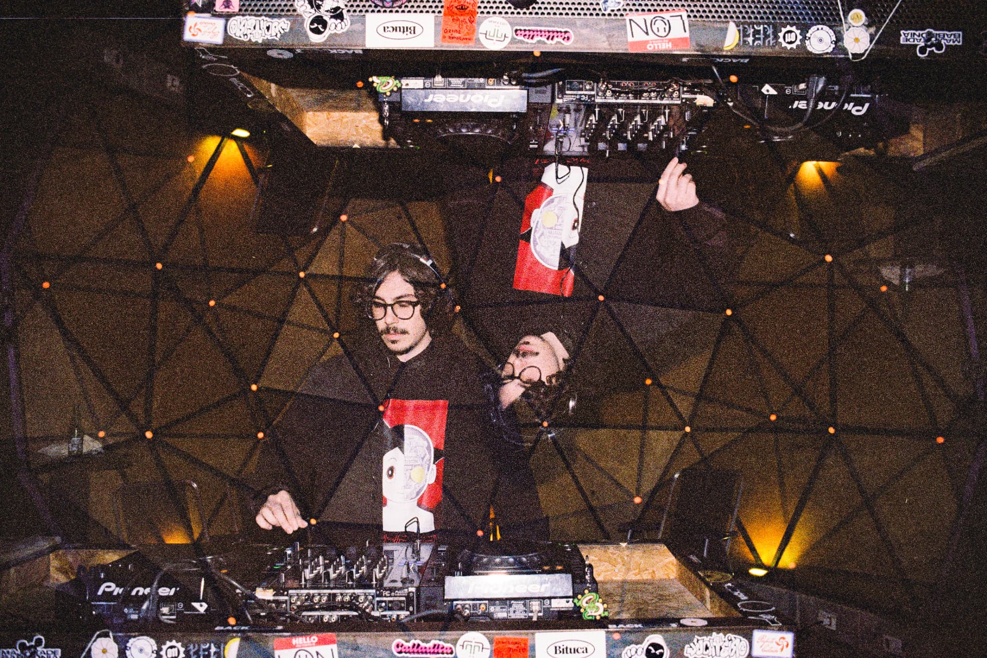 PJ Sessions tocando em uma cabine de DJ