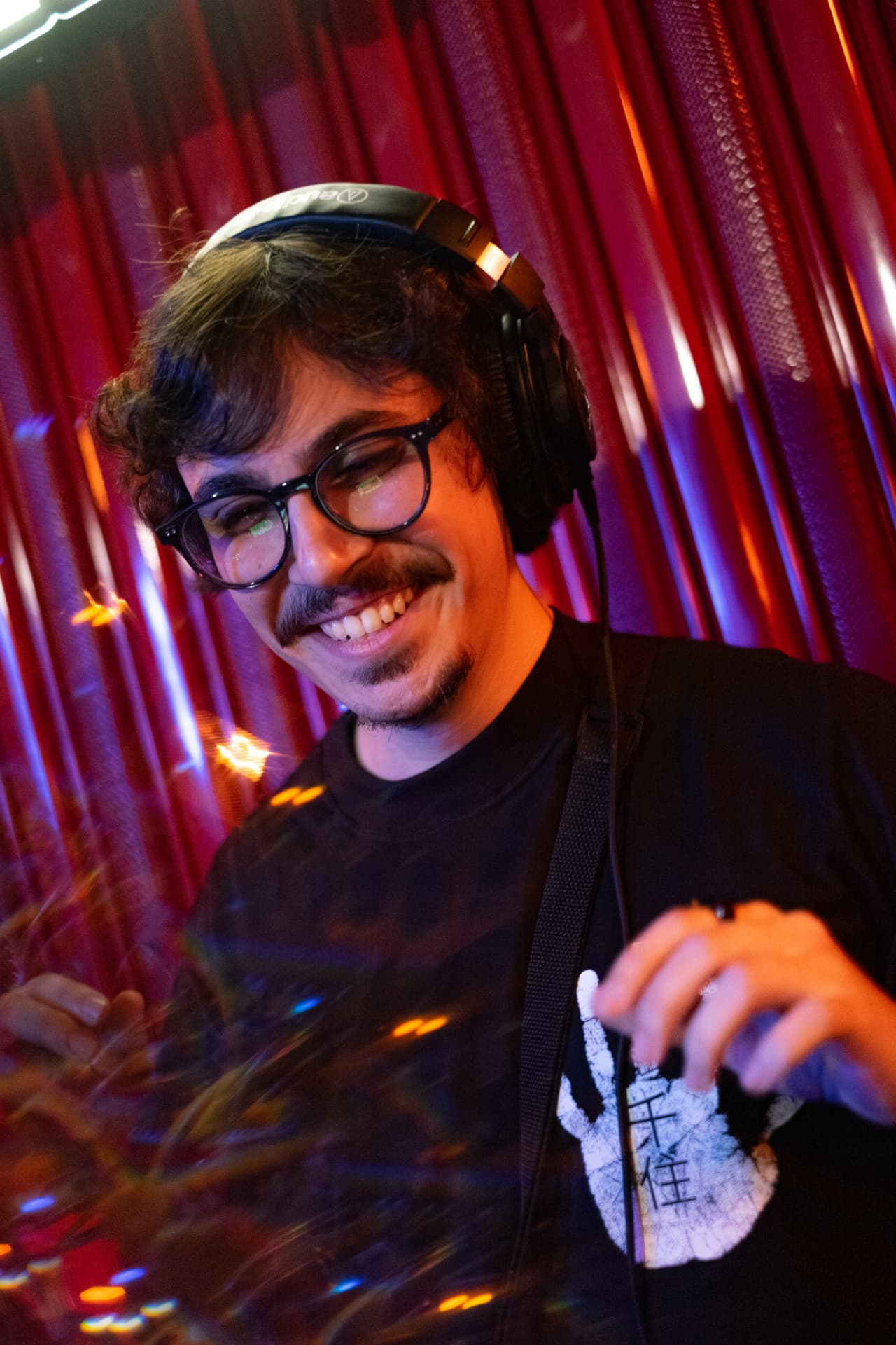 PJ Sessions durante uma apresentação